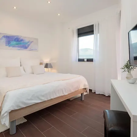 Salt - 10 People, Heated Pool, Trogir, Near & Split Airport *