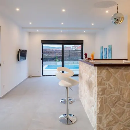 Salt - 10 People, Heated Pool, Trogir, Near & Split Airport * تروغير