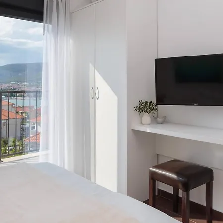 빌라 Salt - 10 People, Heated Pool, Trogir, Near & Split Airport *