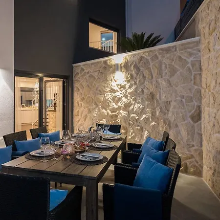 Villa Salt - 10 People, Heated Pool, Trogir, Near & Split Airport