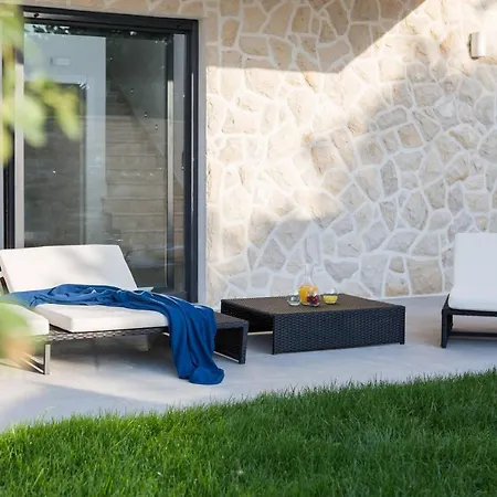 Salt - 10 People, Heated Pool, Trogir, Near & Split Airport 빌라 *