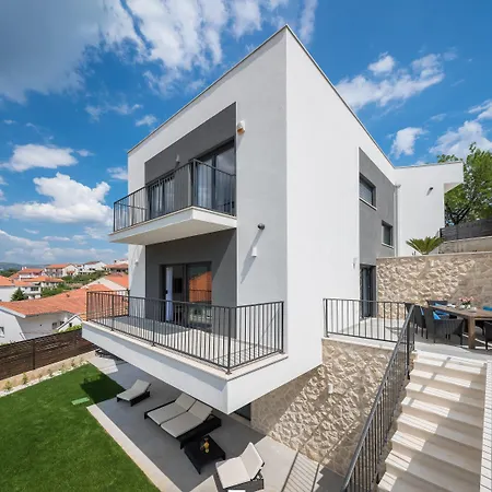 빌라 Salt - 10 People, Heated Pool, Trogir, Near & Split Airport