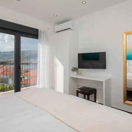 빌라 Salt - 10 People, Heated Pool, Trogir, Near & Split Airport *