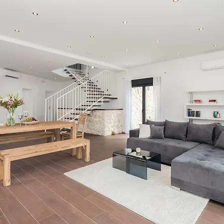 Salt - 10 People, Heated Pool, Trogir, Near & Split Airport * 트로기르