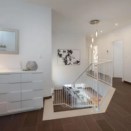 Salt - 10 People, Heated Pool, Trogir, Near & Split Airport 빌라 *