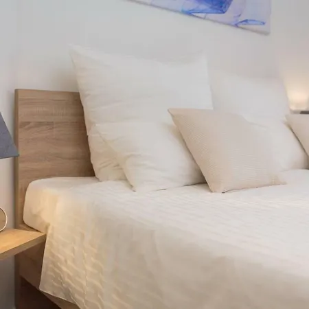 빌라 Salt - 10 People, Heated Pool, Trogir, Near & Split Airport *