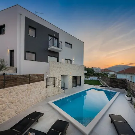Salt - 10 People, Heated Pool, Trogir, Near & Split Airport *