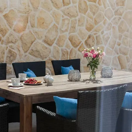 Salt - 10 People, Heated Pool, Trogir, Near & Split Airport