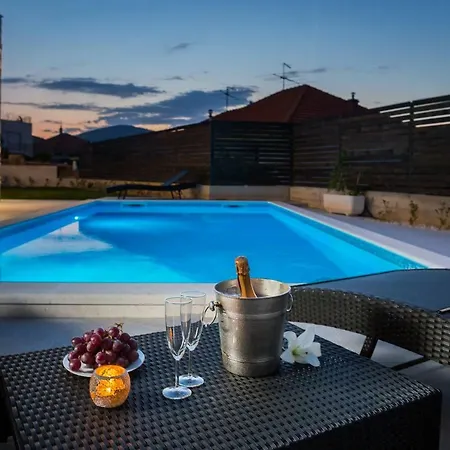 Salt - 10 People, Heated Pool, Trogir, Near & Split Airport