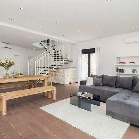 빌라 Salt - 10 People, Heated Pool, Trogir, Near & Split Airport *