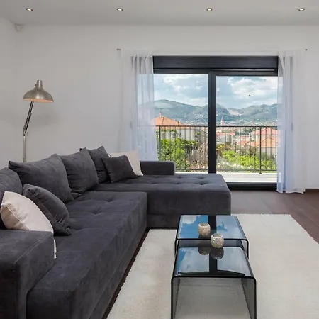 Salt - 10 People, Heated Pool, Trogir, Near & Split Airport