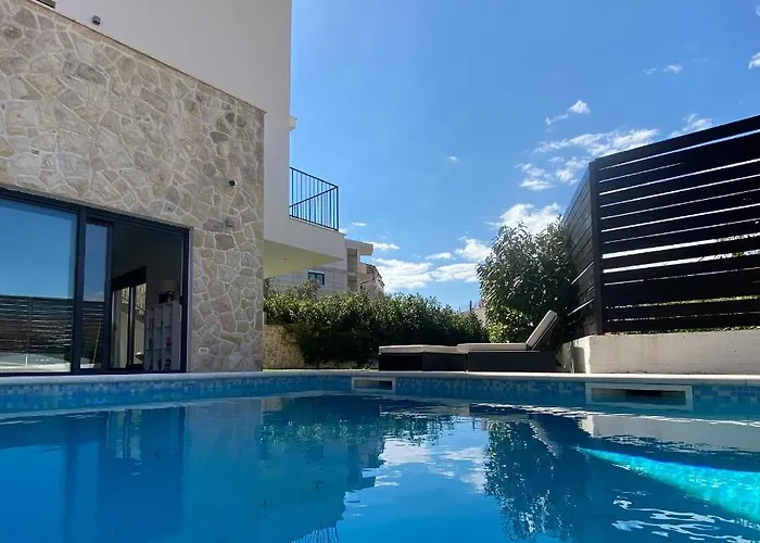Villa Salt - 10 People, Heated Pool, Trogir, Near & Split Airport *