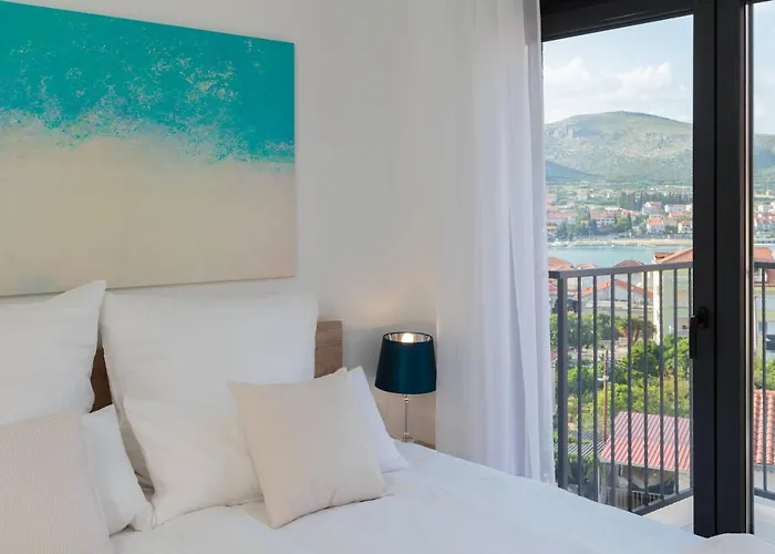 Salt - 10 People, Heated Pool, Trogir, Near & Split Airport Villa *