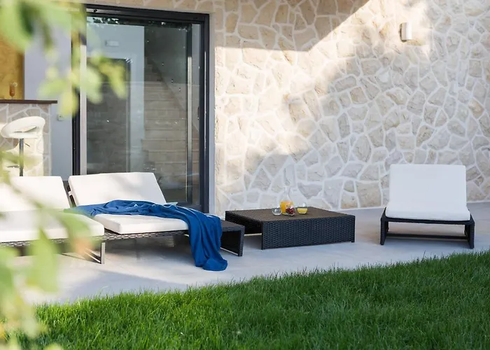 Salt - 10 People, Heated Pool, Trogir, Near & Split Airport Villa *