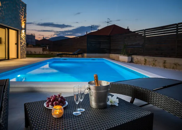 Villa Salt - 10 People, Heated Pool, Trogir, Near & Split Airport