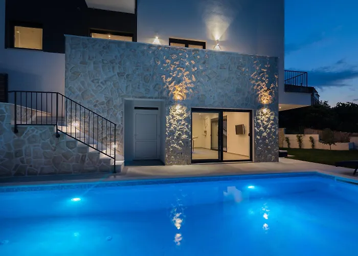 Salt - 10 People, Heated Pool, Trogir, Near & Split Airport Trogir