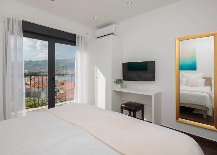 Villa Salt - 10 People, Heated Pool, Trogir, Near & Split Airport *