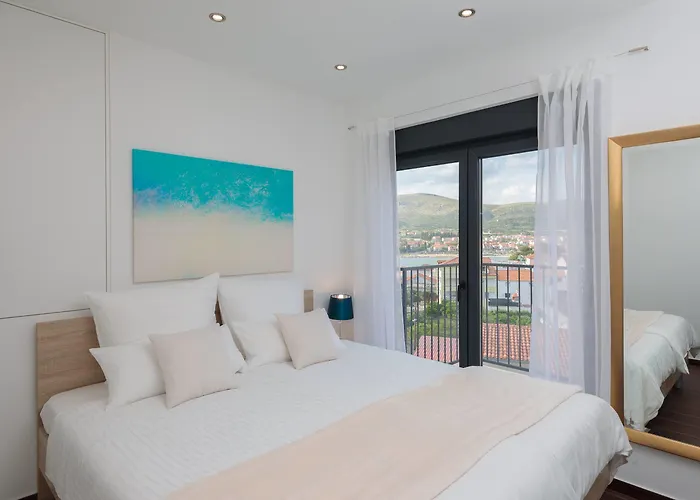 Villa Salt - 10 People, Heated Pool, Trogir, Near & Split Airport