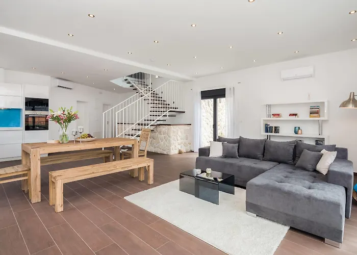 Salt - 10 People, Heated Pool, Trogir, Near & Split Airport * Trogir