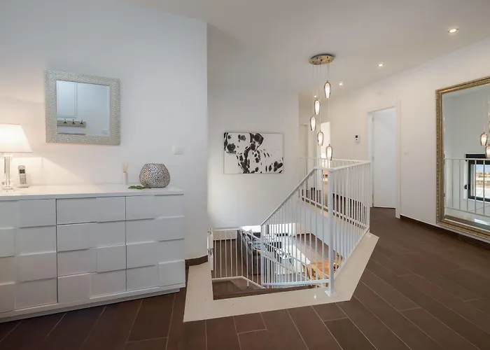 Salt - 10 People, Heated Pool, Trogir, Near & Split Airport Villa *