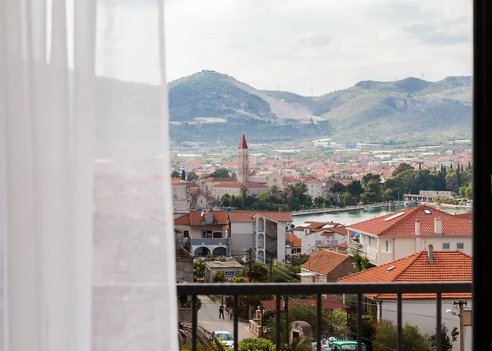 Salt - 10 People, Heated Pool, Trogir, Near & Split Airport