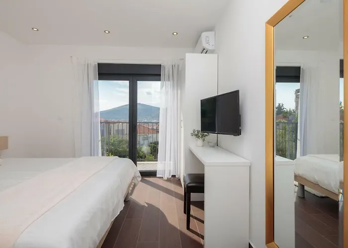 Villa Salt - 10 People, Heated Pool, Trogir, Near & Split Airport