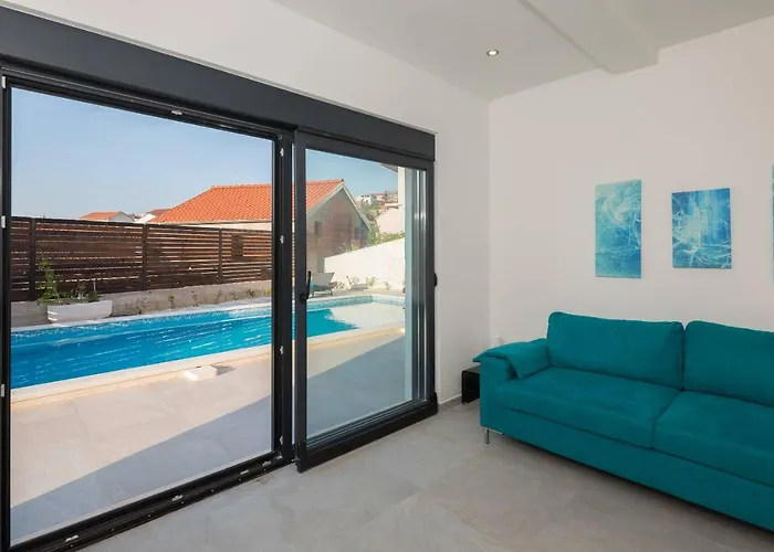 Salt - 10 People, Heated Pool, Trogir, Near & Split Airport Villa