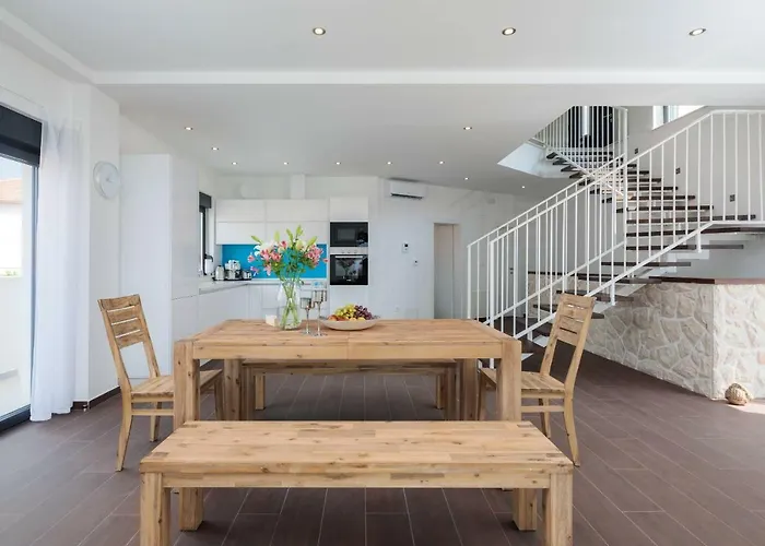 Villa Salt - 10 People, Heated Pool, Trogir, Near & Split Airport