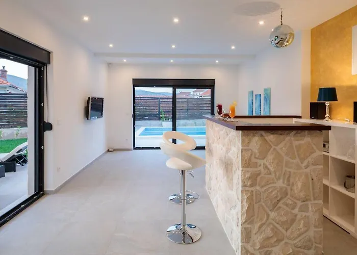 Salt - 10 People, Heated Pool, Trogir, Near & Split Airport * Trogir