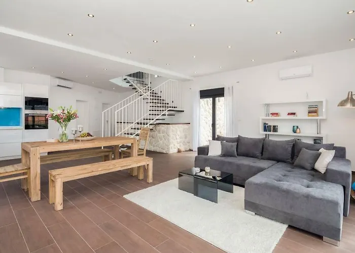 Villa Salt - 10 People, Heated Pool, Trogir, Near & Split Airport *