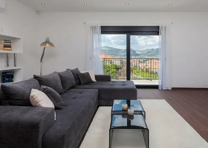 Salt - 10 People, Heated Pool, Trogir, Near & Split Airport