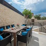 Salt - 10 People, Heated Pool, Trogir, Near & Split Airport 빌라 트로기르