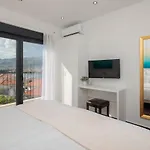 Salt - 10 People, Heated Pool, Trogir, Near & Split Airport *