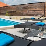 빌라 Salt - 10 People, Heated Pool, Trogir, Near & Split Airport *