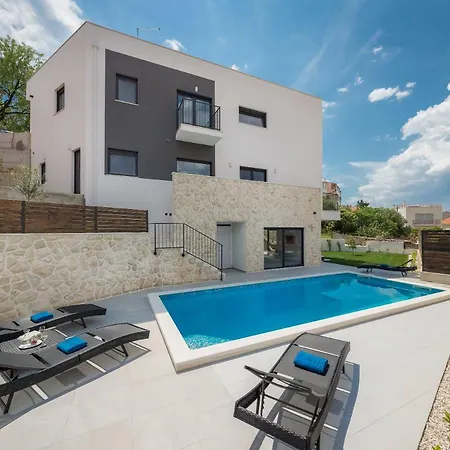 Salt - 10 People, Heated Pool, Trogir, Near & Split Airport Villa *